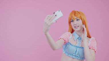 Gururlu Genç Kadın Etkilenen Yeni Beyaz Telefon Stüdyosu Pembe Arkaplanıyla Selfie Çekiyor