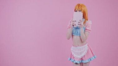 Flirty Young Kafkasyalı Kısa etek Giyen ve Kırpık Üstlü Not Defterinin Arkasına Bakan Uzun Stüdyo Fotoğrafı