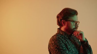 Esmer Avrupalı hippi girişimci iş planı stratejisini düşünüyor ve sakallı çenesine dokunuyor.