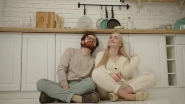 Milenyum Kafkasyalı çift mutfakların zemininde oturuyor, kaynaşıyor, sarılıyor ve kafa yoruyor.