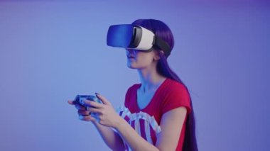 VR kulaklığı Genç Kafkas Uzun Saçlı Esmer Stüdyo Çekimi