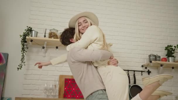 Extremt glad kaukasisk långhårig blond flickvän hålls upp av sin partner när du firar Alla hjärtans dag eller kvinnodagen — Stockvideo