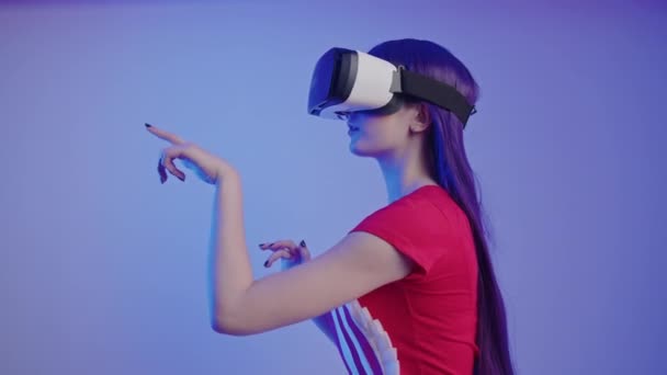 Principiante hembra caucásica jugador la prueba en Virtual Reality con VR Headset medium studio shot — Vídeo de stock