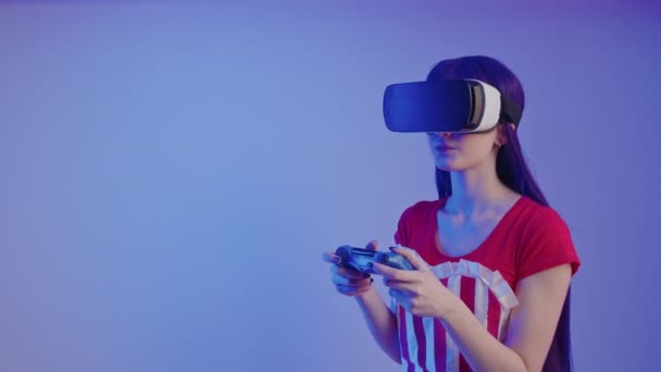 Europea gamer toma sus posibilidades en VR juegos usando gamepad medio studio shot — Vídeo de stock