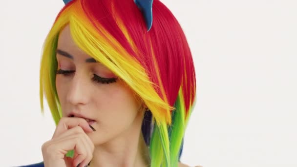 Bastante arco iris de pelo caucásico mujer jugando con sus labios y dallying fondo blanco primer plano disparo — Vídeo de stock