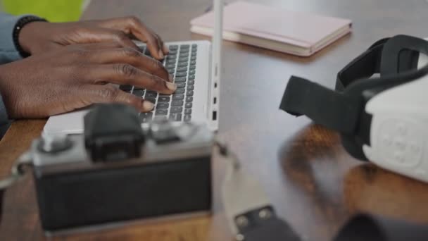 Tecleo afroamericano en teclado blanco - concepto de trabajo remoto — Vídeo de stock