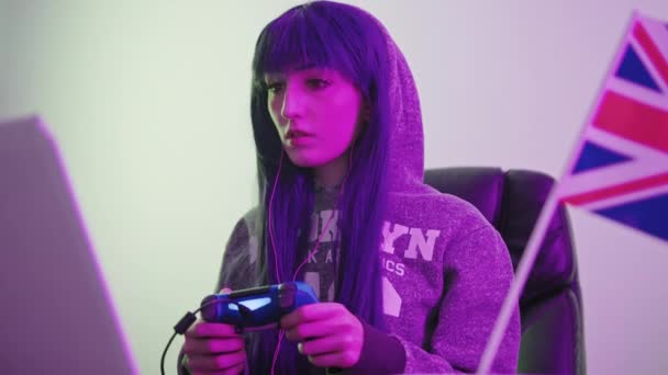 Británica gal amigo streamer aprende a utilizar un mando en su portátil de tiro medio — Vídeo de stock