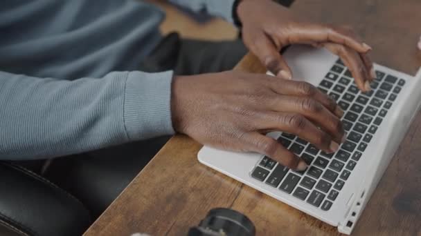 Hombre escribiendo en el teclado de computadoras - concepto de oficina en casa — Vídeo de stock
