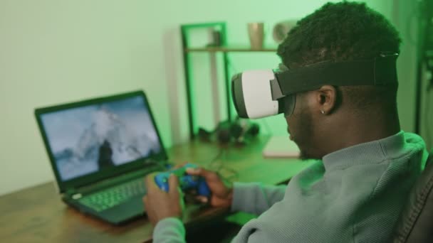 Juego de hombre negro con desenfoque de auriculares VR - disparo de primer plano — Vídeo de stock