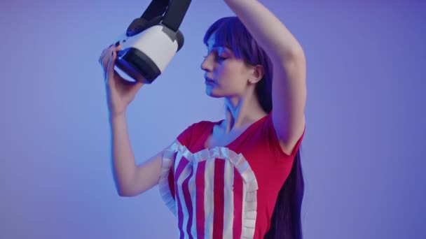 Apelando caucásico adolescente probar fuera VR por primera vez medio tiro — Vídeo de stock