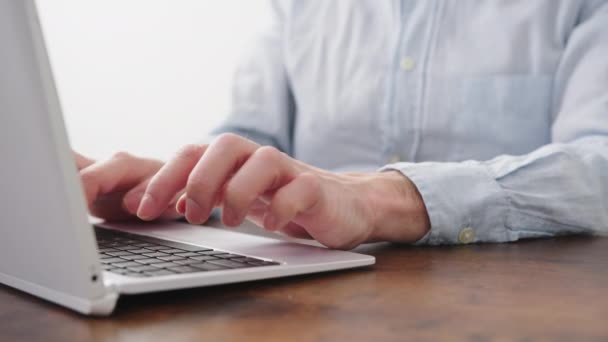 Las manos de un anciano escribiendo en el teclado blanco portátil - disparo de cerca — Vídeo de stock