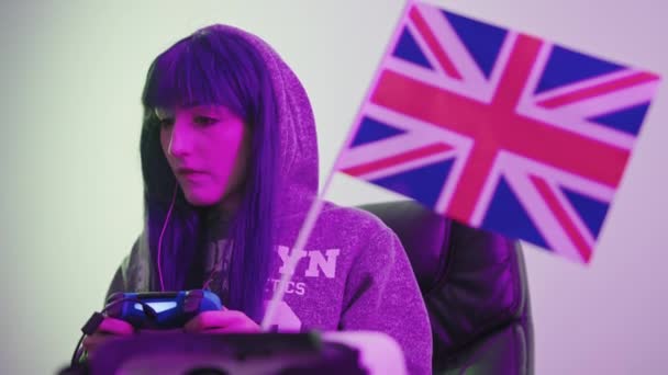 Английский кавказская девушка-геймер сидя и играя в компьютерные игры Средний план выстрел — стоковое видео