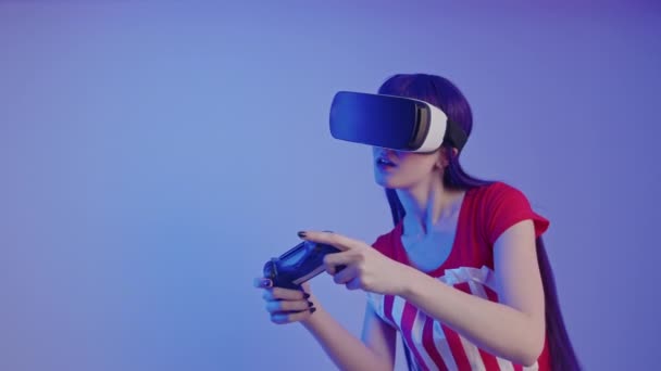 Joven adolescente caucásico persiste en ganar un juego de realidad virtual de tiro de estudio medio — Vídeo de stock