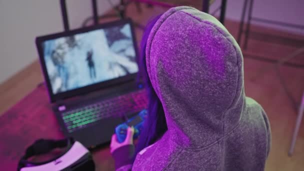 Blank vrouw spelen computer games en op zoek naar de camera medium close-up shot — Stockvideo