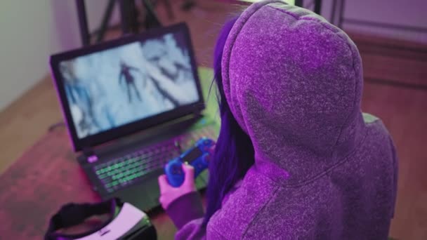 British gal utilizza il suo gamepad partner e ottiene catturato medio close-up shot — Video Stock