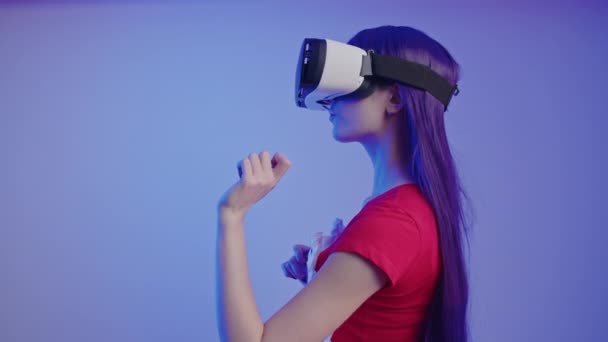 Capelli lunghi gesti europei pulcino utilizzando Virtual Reality Headset studio medio girato — Video Stock