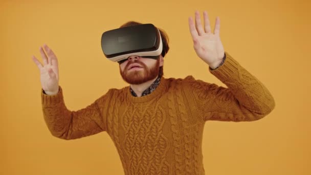Adulto barbuto caucasico uomo in VR occhiali esplorare nuovi giochi e tecnologia giallo sfondo studio girato — Video Stock