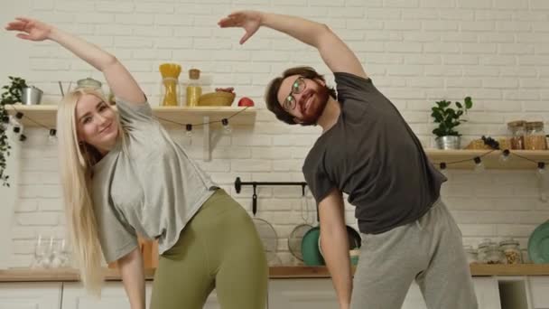 Європейці практикують йогу і дбають про своє благополуччя під час пандемії. — стокове відео