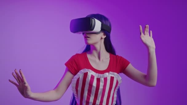 Europejski model z długimi włosami i okularami vr podnosi ręce średnie studio shot magenta tło — Wideo stockowe