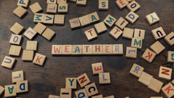 Mot météo écrit à partir de lettres moulées en bois - zoom in shot — Video