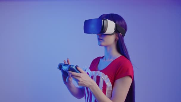Kafkas esmer, orta boy stüdyo fotoğrafının bastığı VR gözlükleri ve oyun platformu. — Stok video