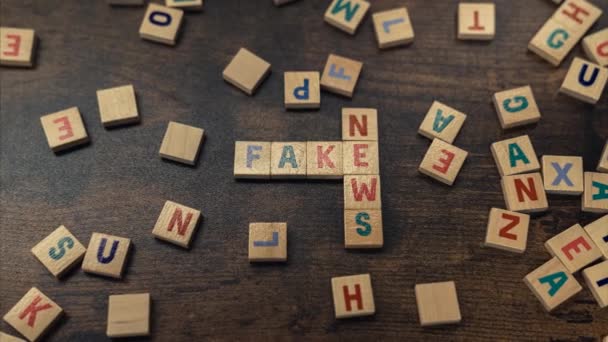 Concetto di fake news - frase scritta dai cubi di legno sul tavolo - colpo di zoom — Video Stock