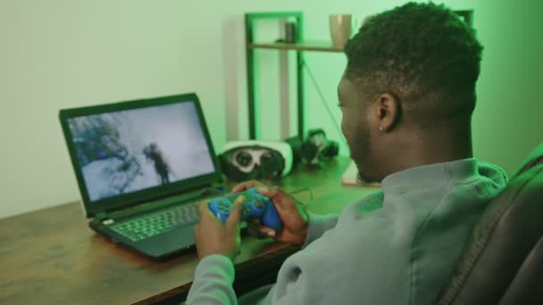 コンピュータゲームパッドをプレイしている幸せなアフリカ系アメリカ人男性-中出し — ストック動画