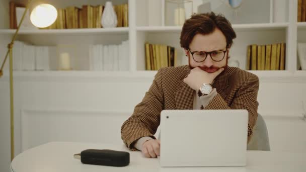 Europeo millennial empresario masculino sentado en su oficina de origen. — Vídeos de Stock