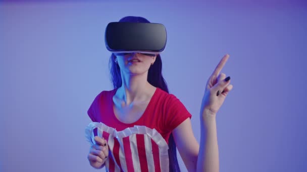 Adolescente caucasico che utilizza occhiali auricolari VR per la prima volta interruttori e gesti nello studio medio dell'aria girato — Video Stock