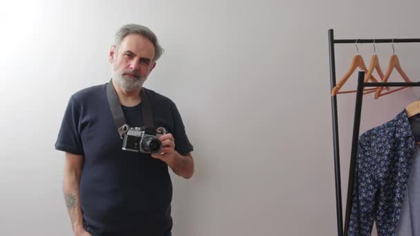 40多岁的男人拿着摄像机摆姿势 — 图库视频影像