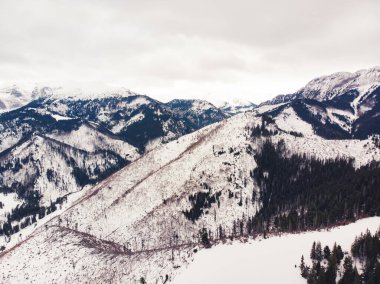 Karlı dağların çarpıcı hava manzarası. Havalı tonlarName.