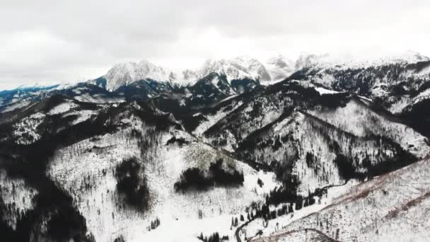 Adembenemend landschap met een adembenemend uitzicht op het Tatra gebergte bedekt met sneeuw — Stockvideo