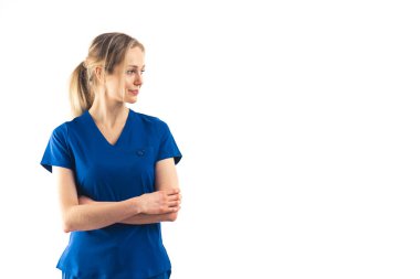 Beyaz arka planda mavi üniforma giyen gururlu beyaz hemşire. Uzay ortamındaki stüdyo görüntülerini kopyala.