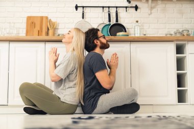 Genç evli Kafkasyalı çift içeride zihinsel ve fiziksel sağlığını geliştiriyor.