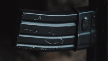 M16 otomatik tüfek şarjörü yakın çekim - yavaş çekim