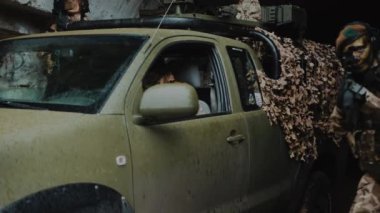 Öfkeli bakışları olan acımasız kadın dövüşçü. 