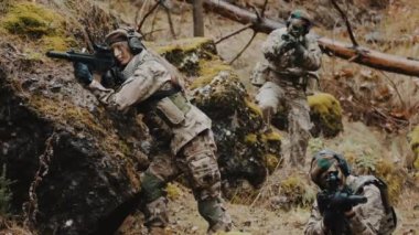 Gizli cinsiyet piyade bölüğü sızma görevi ekibinde. 