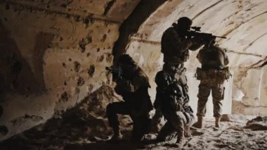 Ordu düşmanın saklandığı yere dalıyor. 