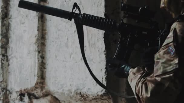 Britský hraničář nabíjí zásobník do automatické pušky M16 tlumičem — Stock video