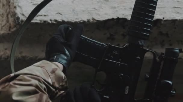 Vertical shot Soldier loading the magazine to M16 automatic rifle — Stock Video