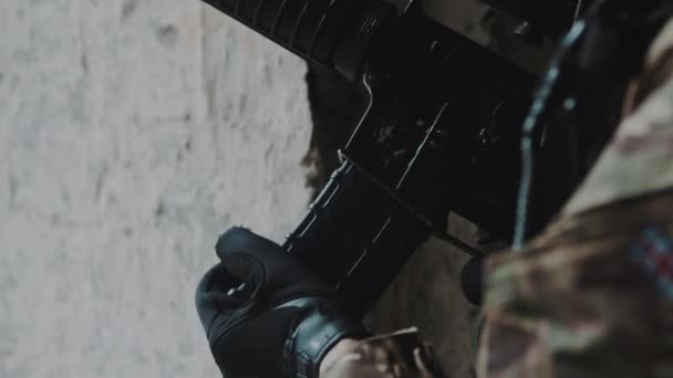 Инфорсер загружает магазин в автоматическую винтовку во время военной операции — стоковое видео