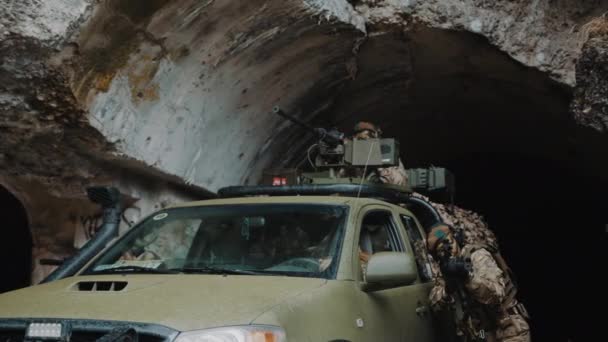 Potlačení úkrytu v jeskyni ženským praporem obrana — Stock video