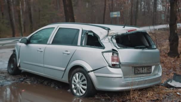Accidentes de tráfico durante el invierno - naufragio de un coche abandonado en la carretera después de la colisión — Vídeos de Stock