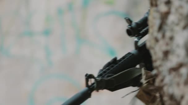 战争行动中使用的带瞄准镜的自动步枪 — 图库视频影像