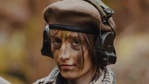 Ozbrojená žena voják portrét běloška žena ve věku 20 let se dívá do kamery a usmívá - armáda kariéra koncept — Stock video