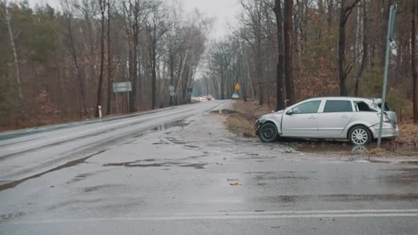 Family suv combi crashed in a collision during a road trip at Warsaw outskirts — Stock Video