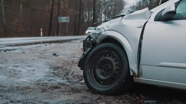 Śmiertelny wypadek samochodowy - wypadek samochodowy pozostawiony na poboczu drogi w zimowy deszczowy dzień w Europie — Wideo stockowe