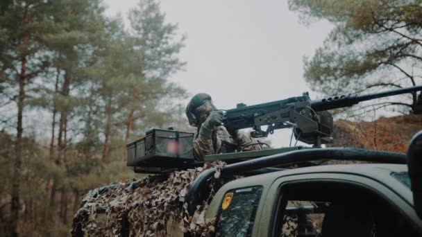 Cílem je palba z kulometu chráněného hlídkového vozidla — Stock video