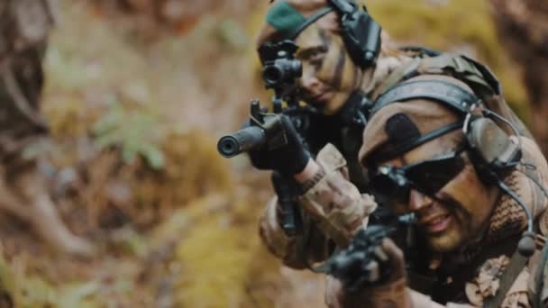 Tropas militares especiales apuntando con rifles automáticos - hembra en el ejército — Vídeo de stock