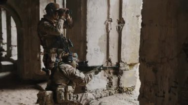 Dürbünlü bir asker. Ordu askerine nişan alma emri verildi. 